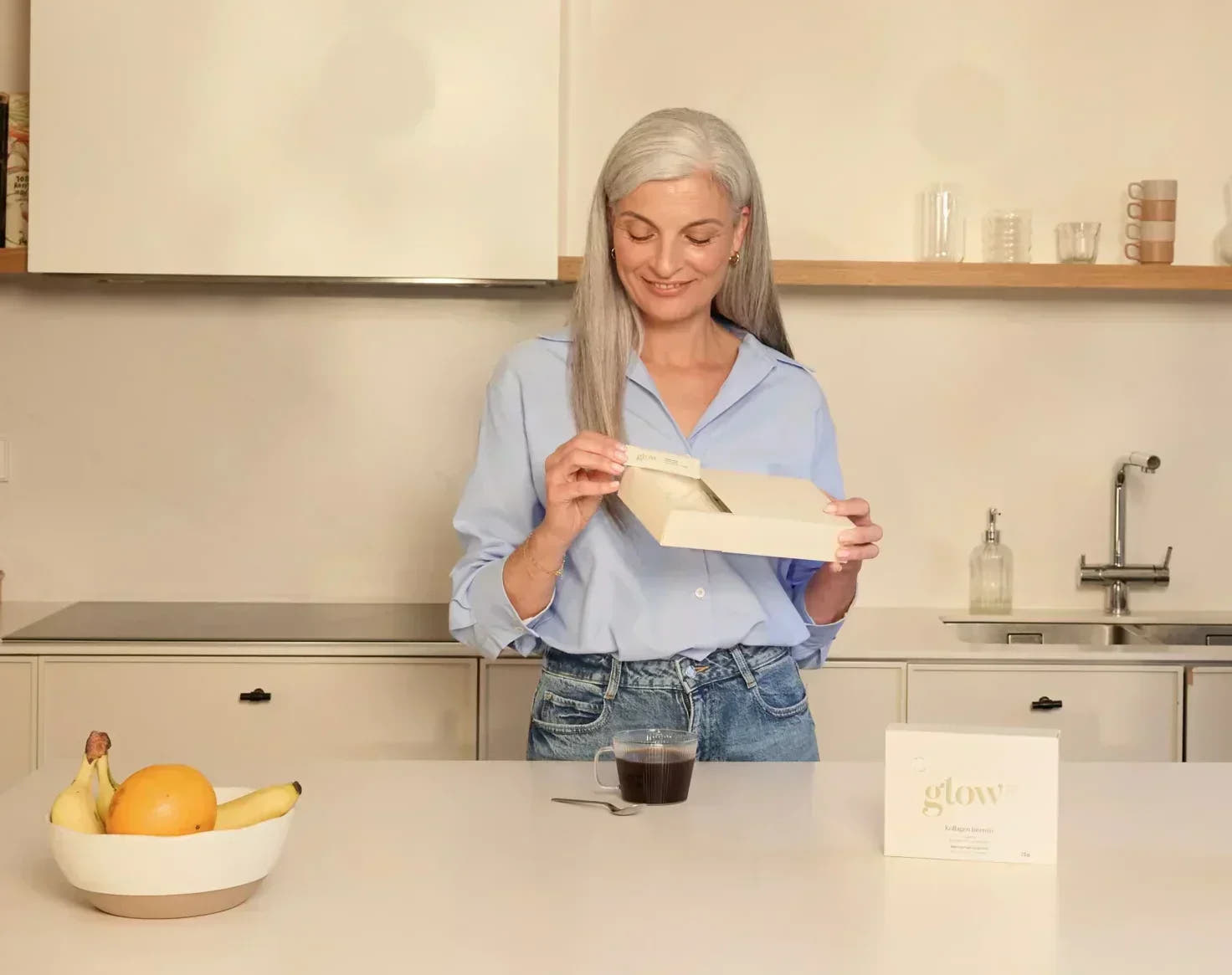 Frau mit dem Glow25 Kollagen Pulver