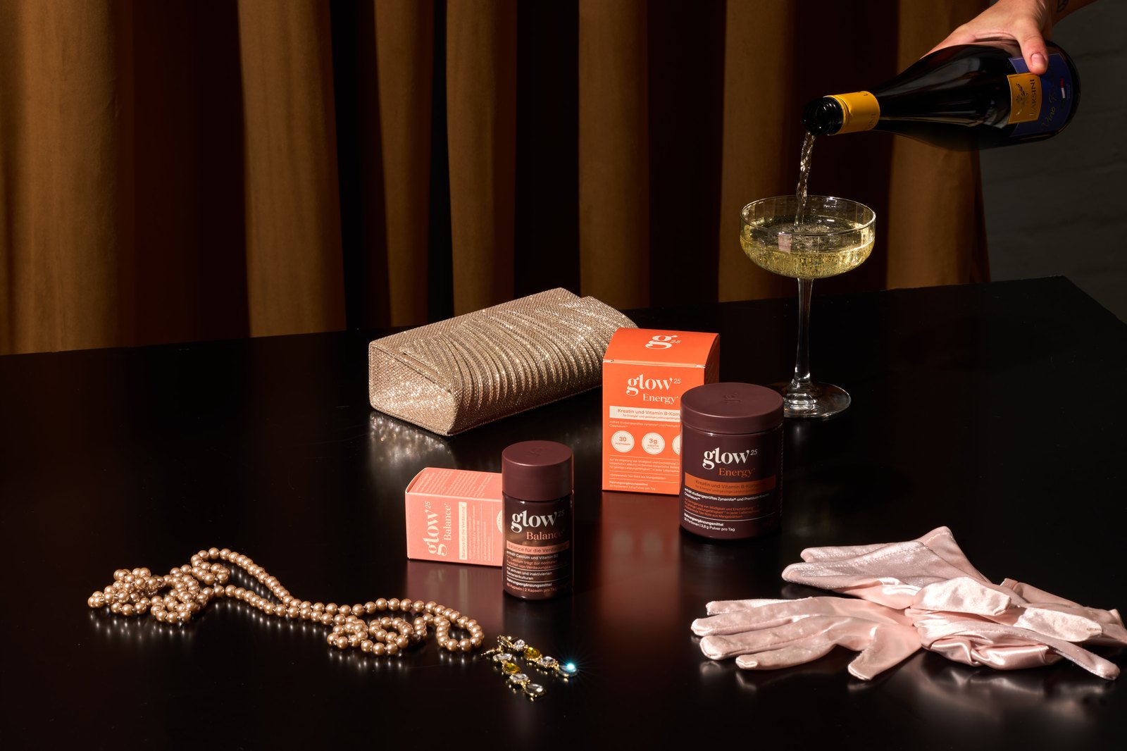 Glow® Cinema: Satinhandschuhe, Clutch, Perlenkette und Champagnerglas als VIP-Geschenke