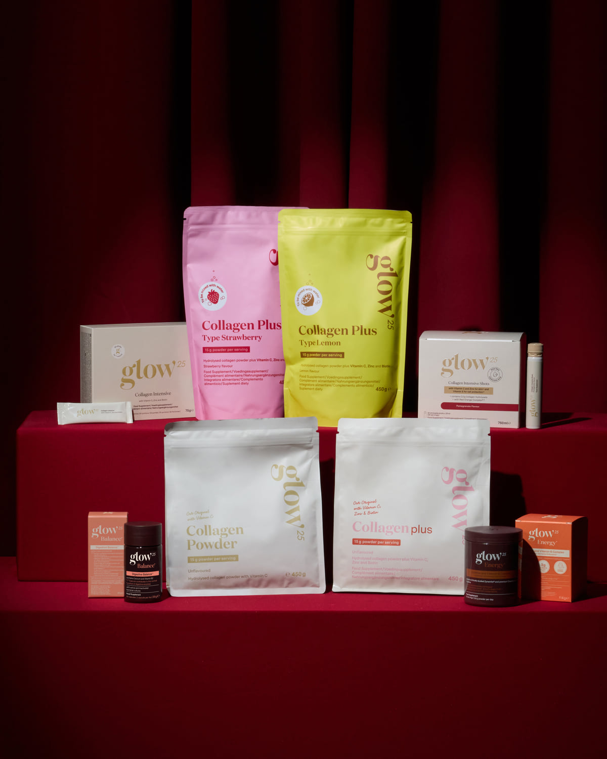 Glow® Cinema: toda la gama Glow25 sobre un escenario rojo frente a un telón rojo