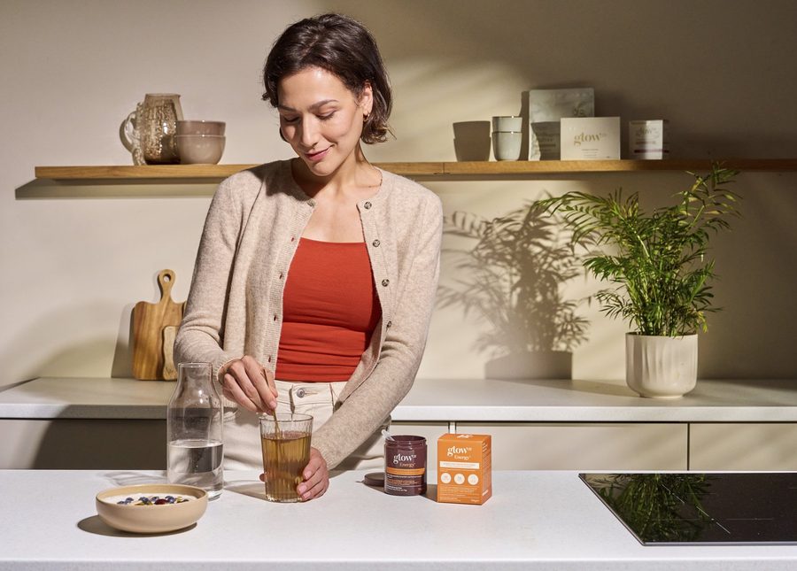 Glow25 Energy in ein kaltes Getränk einrühren, löst sich klar auf