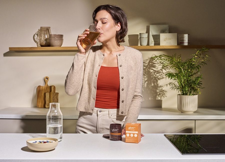 Femme cochant sa routine quotidienne Glow25 Energy dans le calendrier